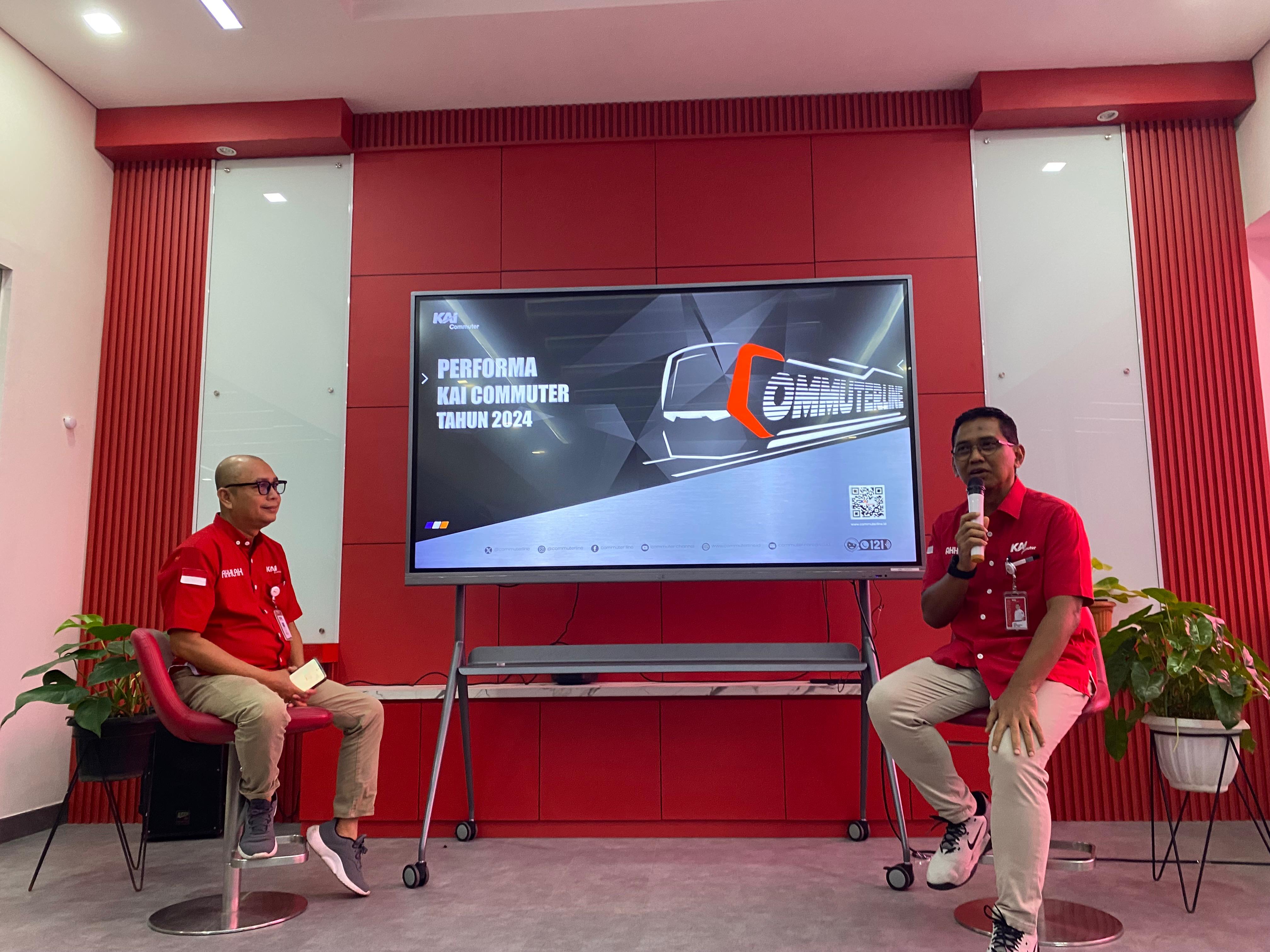 Direktur Utama KCI, Asdo Artriviyanto (kanan) dalam konferensi pers di Stasiun Juanda, Jakarta, Kamis (30/1/2025). (Fakta.com/Trian Wibowo)