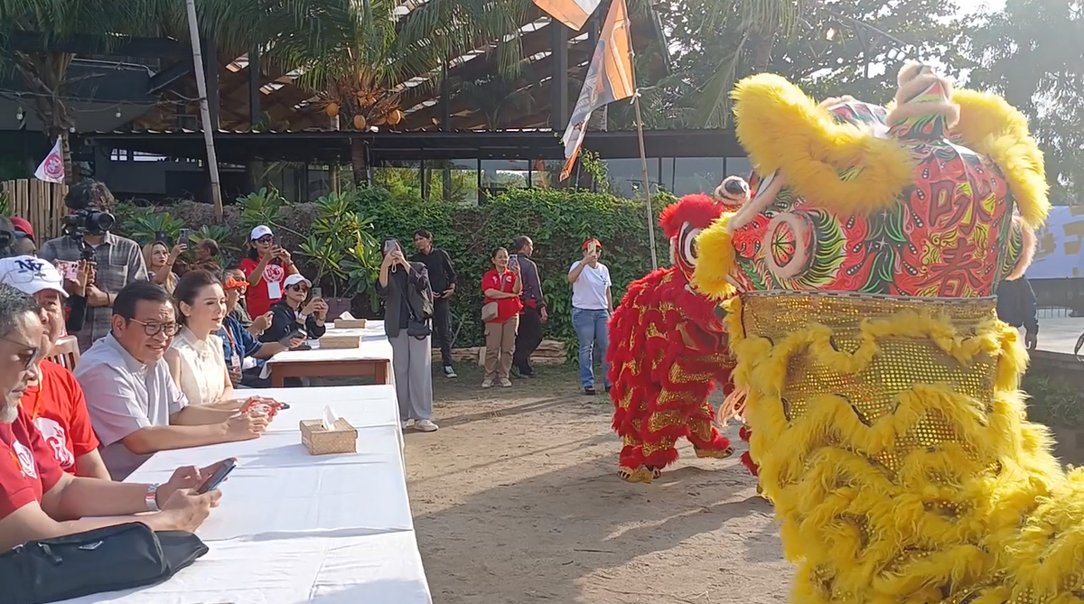 Gubernur Jakarta terpilih Pramono Anung menonton barongsai di Ancol, Jumat (31/1/2025). (Fakta.com/Dewi Yugi Arti)