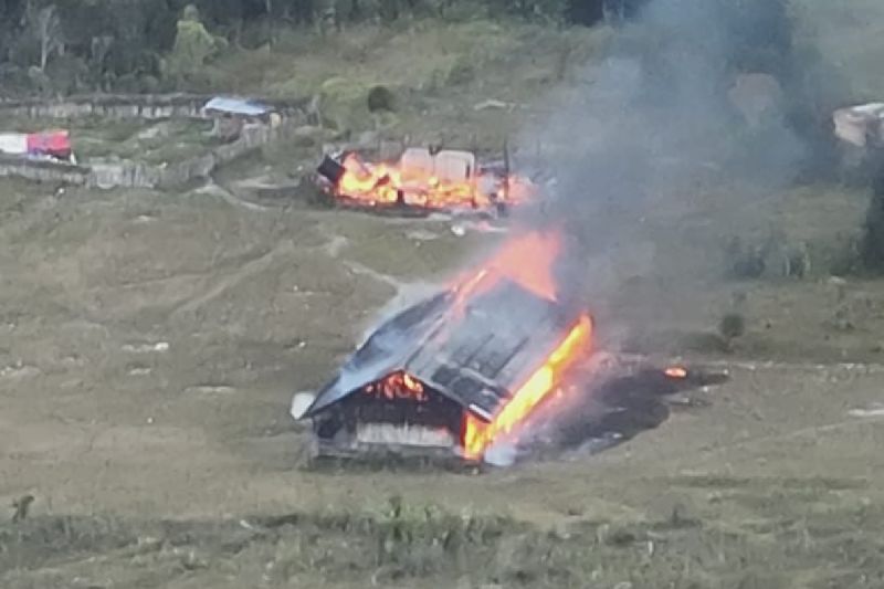 KKB membakar sejumlah bangunan di Kabupaten Puncak,Papua Tengah. (ANTARA/HO/Dok Satgas Damai Cartenz)