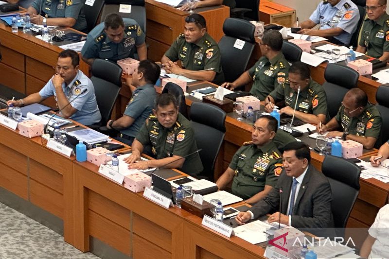 Suasana Rapat Kerja Komisi I DPR RI bersama Menteri Pertahanan, Panglima TNI, dan tiga Kepala Staf TNI, di kompleks parlemen, Senayan, Jakarta, Selasa (4/2/2025). (ANTARA/Rio Feisal)