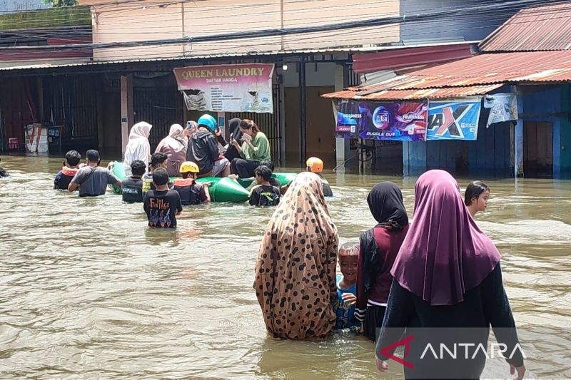 Suasana warga terdampak banjir di Jalan Nipa-Nipa Antang, Kecamatan Manggala, Makassar, Sulawesi Selatan, Rabu, 12/2/2025). ANTARA/Darwin Fatir.