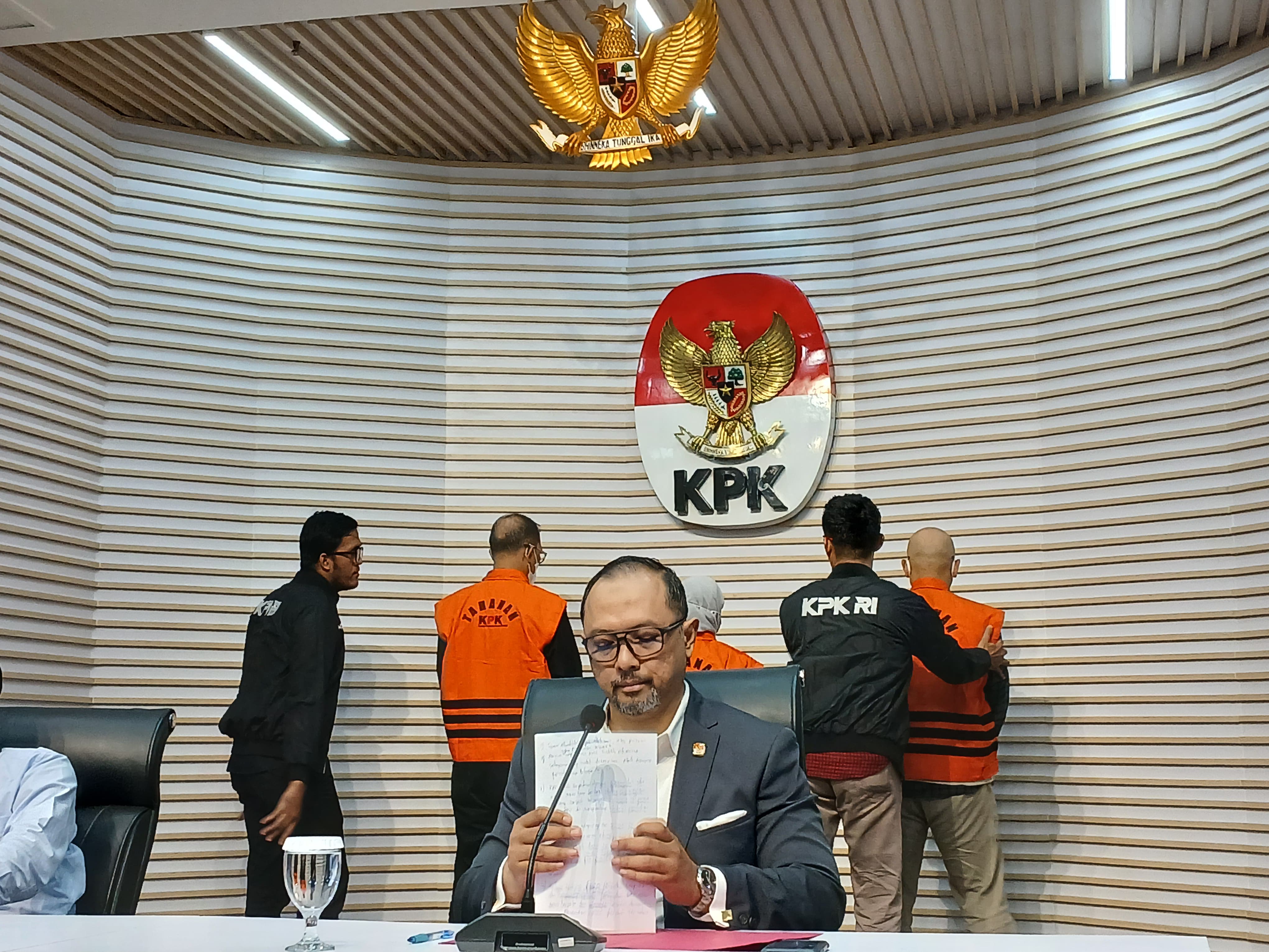 KPK menahan tiga mantan direktur PT ASDP Indonesia Ferry (Persero), Kamis (13/2/2025). (Fakta.com/Dhia Oktoriza)
