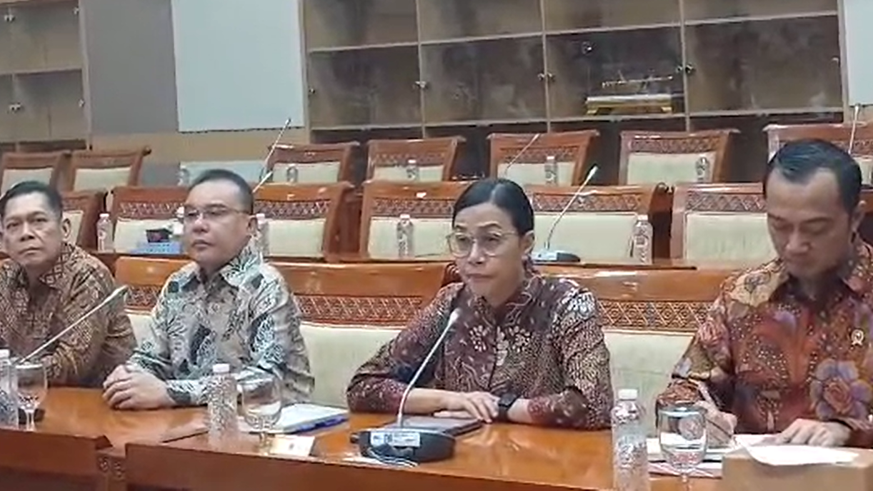 Menkeu Sri Mulyani membantah isu beasiswa dan KIP Kuliah terkena pemotongan anggaran, di Gedung DPR, Jakarta, Jumat (14/2/2025). (Fakta.com/Muhammad Azka Syafrizal)