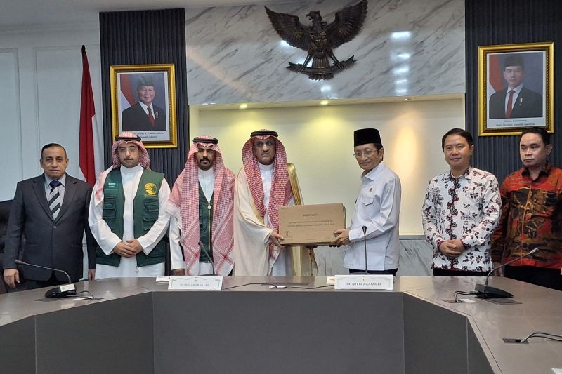 Menteri Agama RI Nasaruddin Umar menerima kurma dari Raja Salman yang diwakilkan Dubes Arab Saudi Faisal bin Abdullah Al-Amudi di Jakarta, Jumat (14/2). (ANTARA/Katriana)