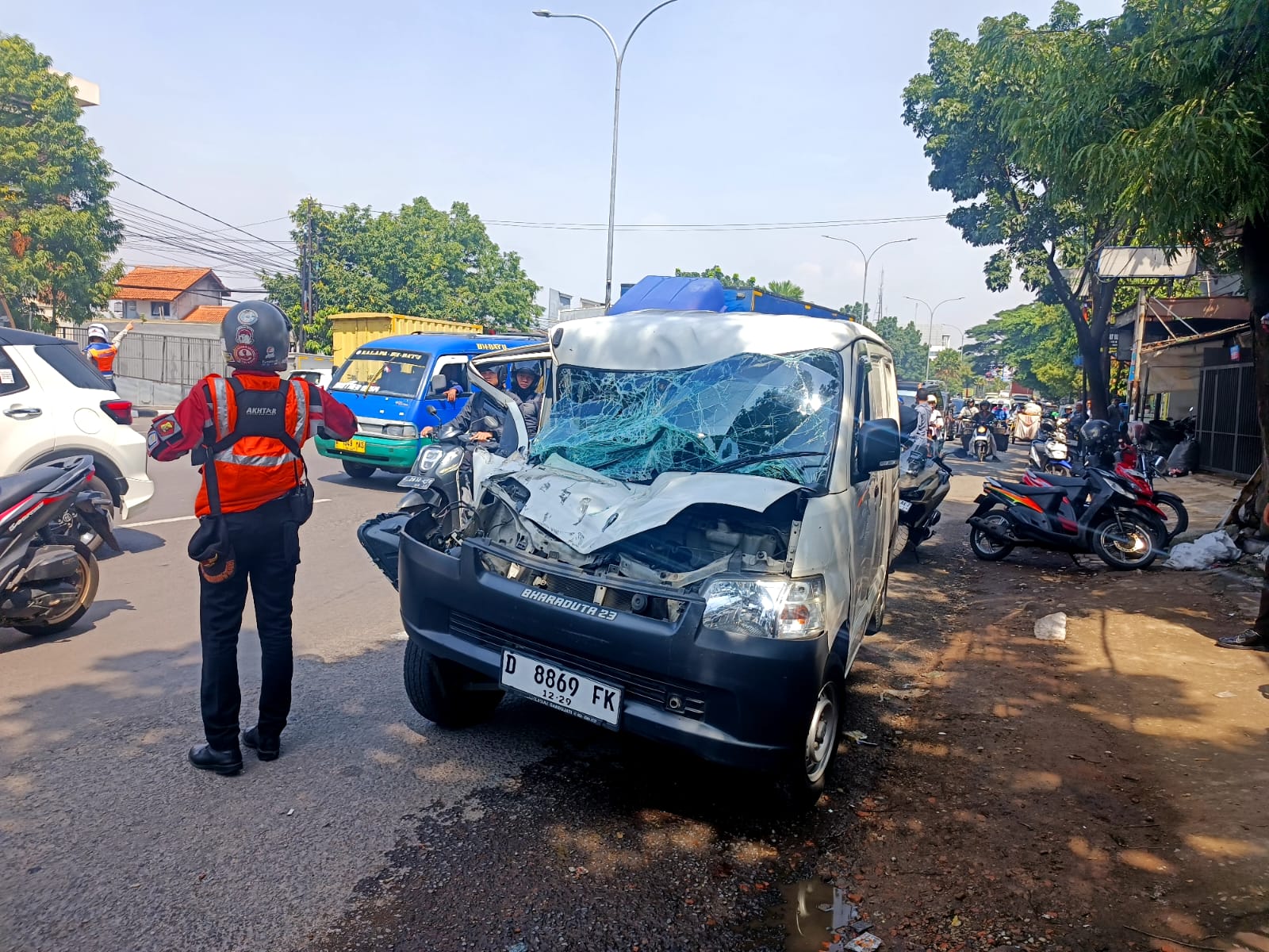 Mobil Daihatsu Gran Max rusak parah setelah terlibat tabrakan beruntun di Jalan Terusan Buahbatu Kota Bandung.