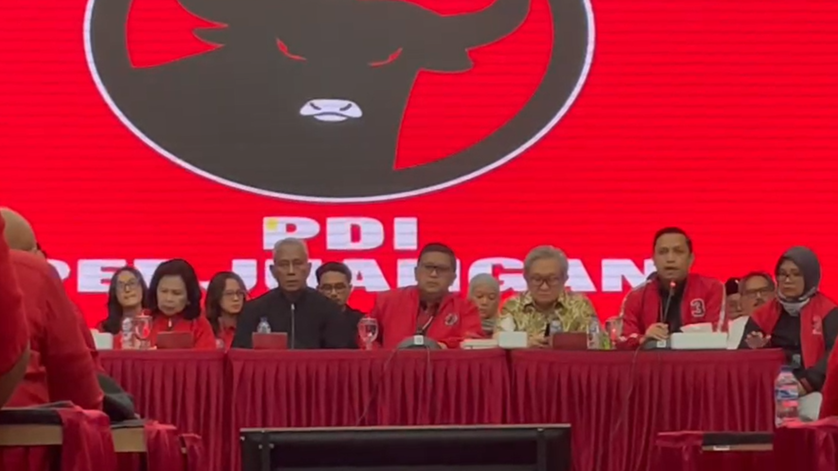 Sekjen PDI-Perjuangan Hasto Kristiyanto menggelar konferensi pers gugatan praperadilan yang kedua kalinya, di Jakarta, Selasa (18/2/2025). (Fakta.com/Dewi Yugi Arti)
