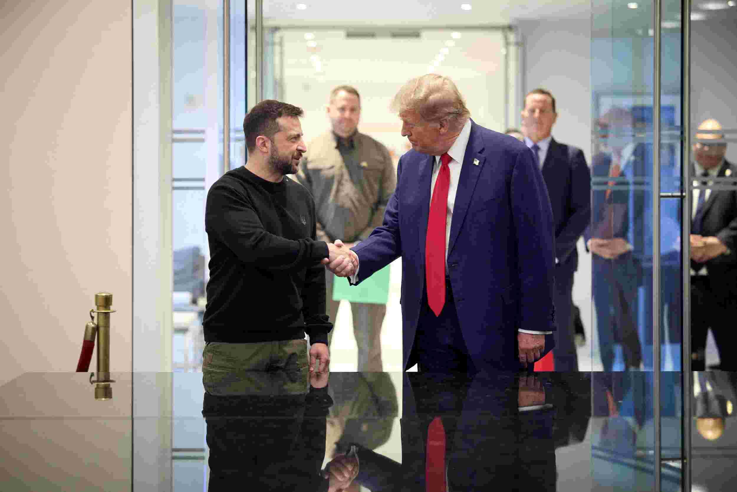 Presiden Ukraina Volodymyr Zelensky dan Donald Trump. Foto. x.com/@zelenskyua