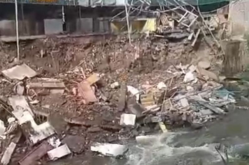 Tangkapan layar video - Kondisi Tanggul sungai dan tembok pembatas Pasar Ancol Kota Bandung yang roboh, Senin (24/2/2025). ANTARA/Relawan dan Warga