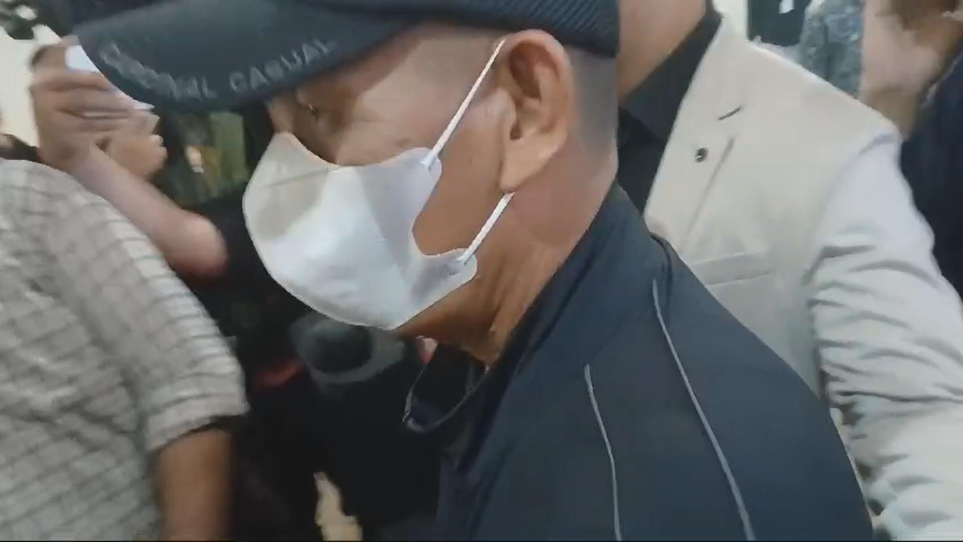 Kades Kohod Arsin tiba di Bareskrim Polri, Jakarta, Senin (24/2/2025). (Fakta.com/Hendri Agung)