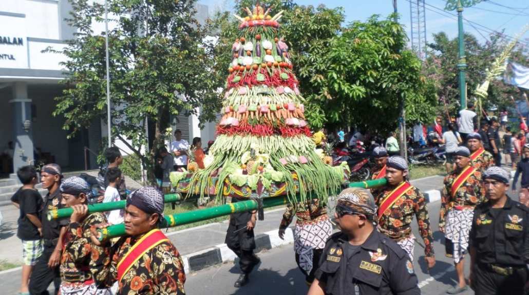 Kirab merupakan salah satu prosesi tradisi Nawu Sendang Seliran. (foto: Perpustakaan Kotagede)