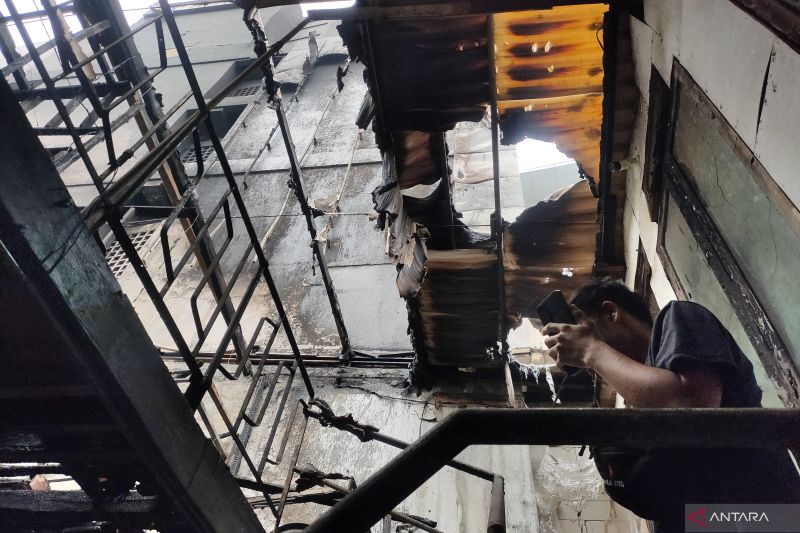 Bangunan yang menjadi titik sumber kebakaran Hotel 101 Urban di Jalan Pasar Glodok Selatan, RT 01 RW 01, Tamansari, Jakarta Barat, Selasa (25/2/2025). ANTARA/Risky Syukur