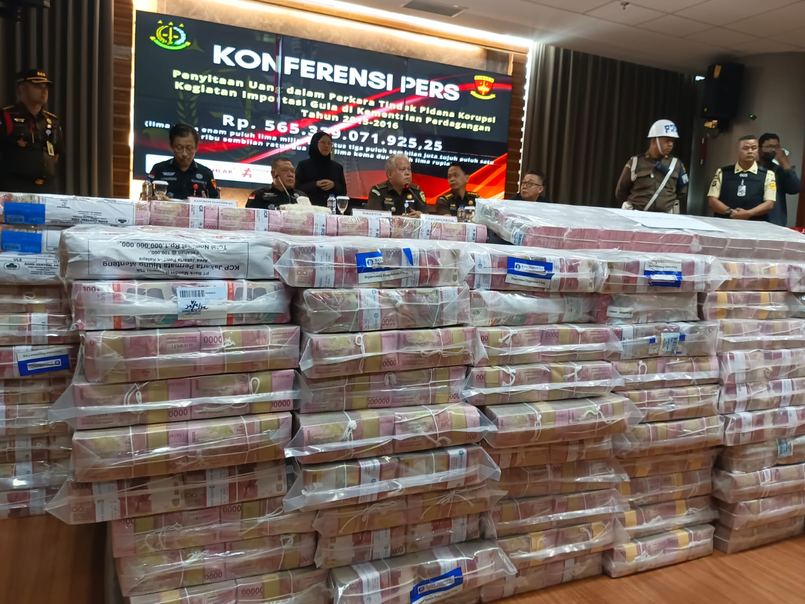 Kejaksaan Agung menampilkan uang sitaan hasil korupsi. (Fakta.com/Hendri Agung)