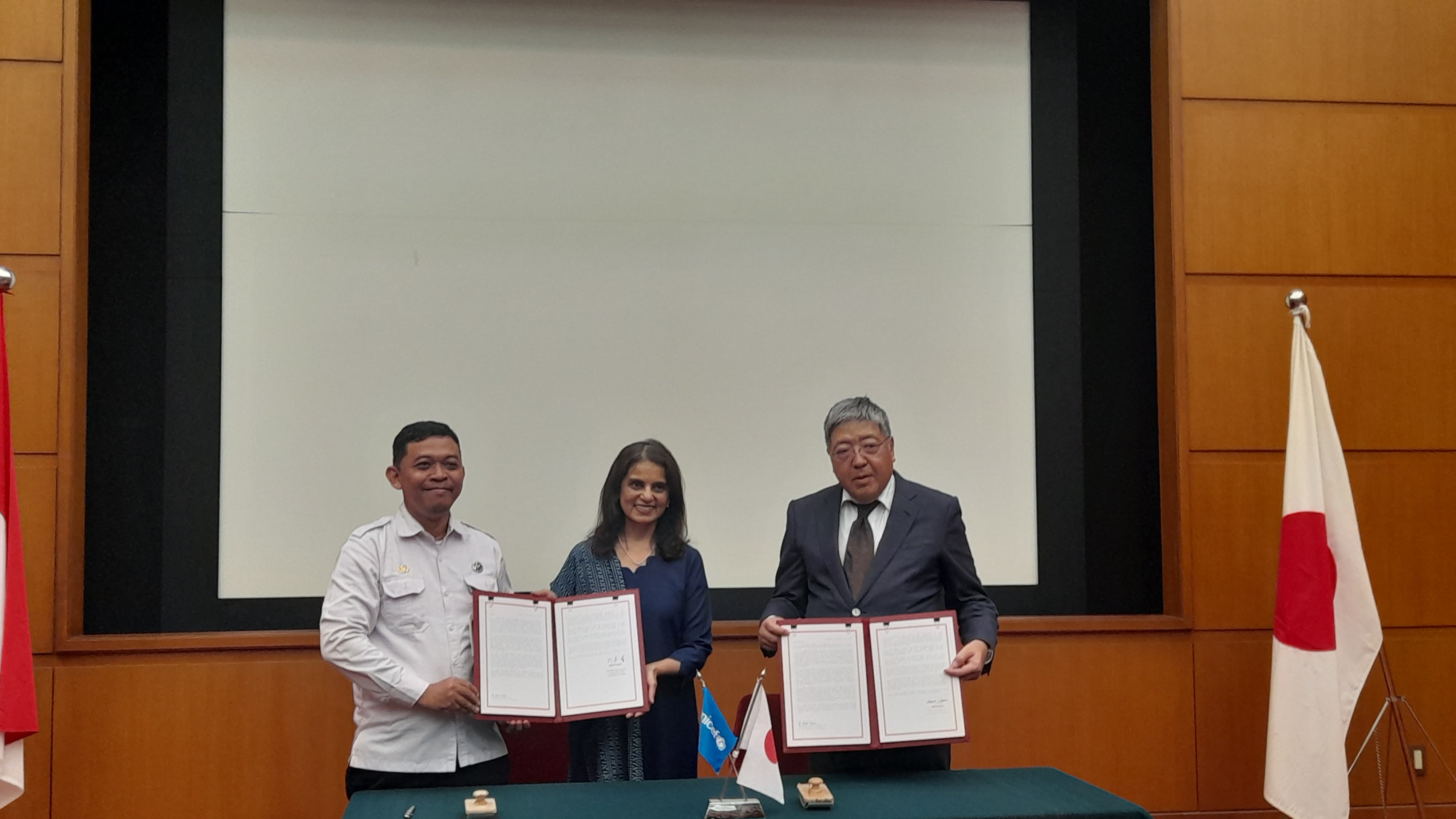Dubes Jepang untuk RI, Yasushi Masaki; Perwakilan UNICEF Indonesia, Maniza Zaman; serta BGN sepakati bantuan MBG untuk Papua, diteken di Jakarta, Senin (24/2/2025). (Fakta.com/ Kania Hani Musyaroh)