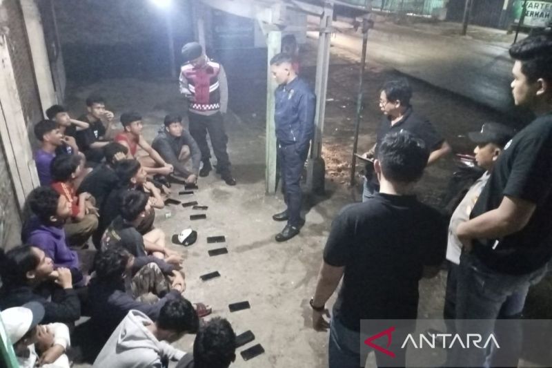 Petugas Polsek Ciputat Timur saat membubarkan aksi balap liar di flyover Jalan Serua Raya, Tangerang Selatan, Jumat (28/2/2025) dini hari. ANTARA/HO-Polsek Ciputat Timur