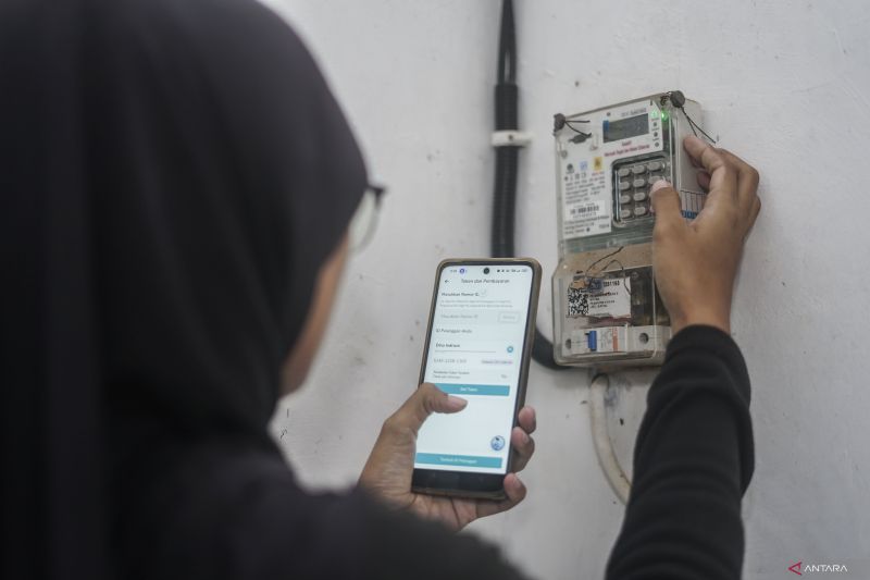 Seorang warga bersiap memasukkan nomor token listrik di Kabupaten Batang, Jawa Tengah, Kamis (6/2/2025). (ANTARA FOTO/Harviyan Perdana Putra/foc)