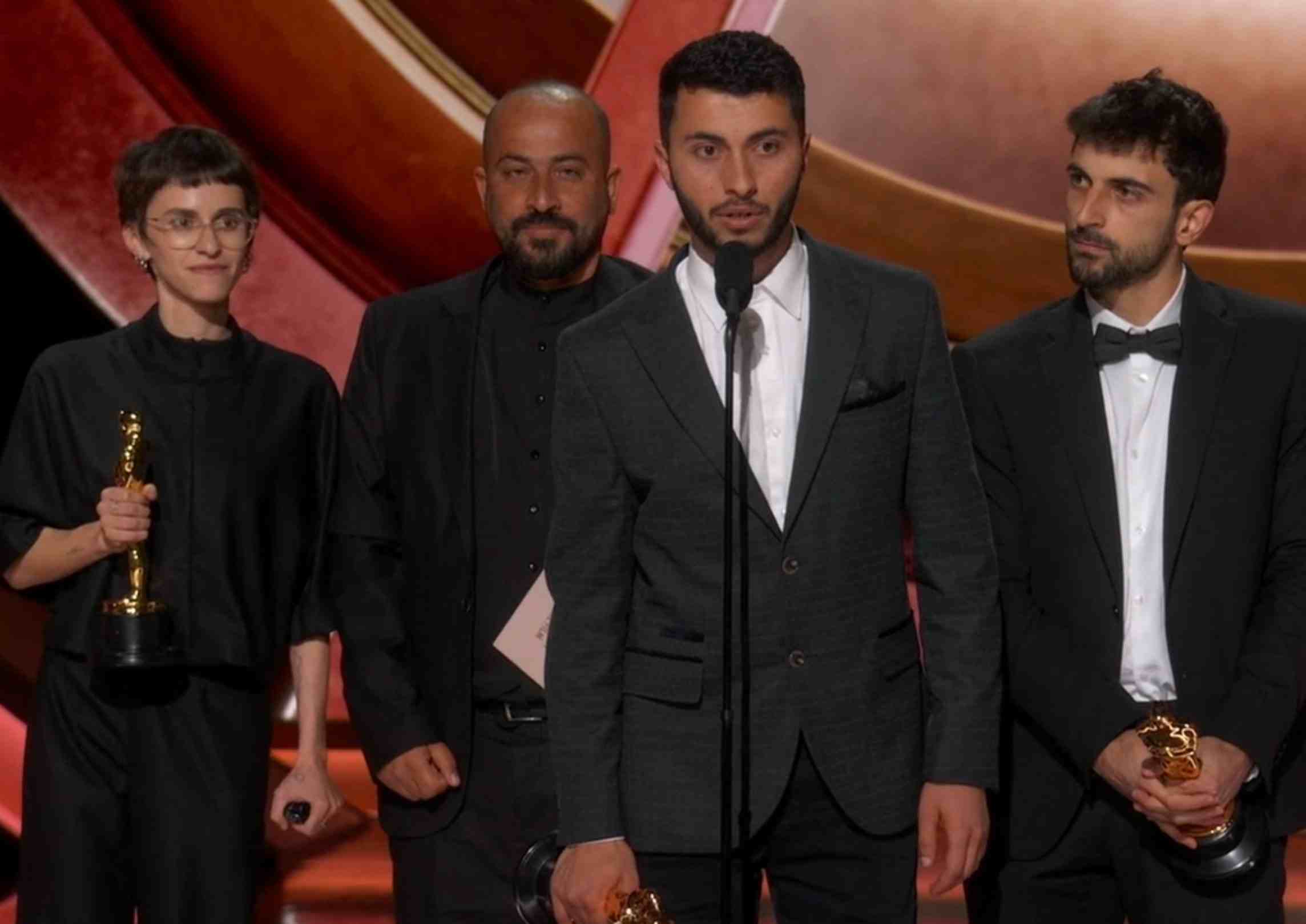 Hamdan Ballal (botak) bersama sutradara lainnya menerima Piala Oscars 2025 atas kemenangan No Other Land sebagai Dokumenteri Terbaik. Foto: Oscars 2025