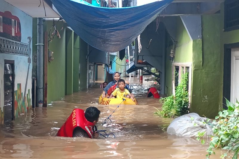 Pihak kepolisian mengevakuasi warga terdampak banjir di Jalan Kebon Pala II, Kampung Melayu, Jatinegara, Jakarta Timur, Selasa (4/3/2025). (ANTARA/Siti Nurhaliza)