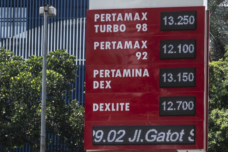 Papan informasi harga BBM di salah satu SPBU kawasan Kuningan Timur, Jakarta, Selasa (1/10/2024). (ANTARA FOTO/Aprillio Akbar/rwa)