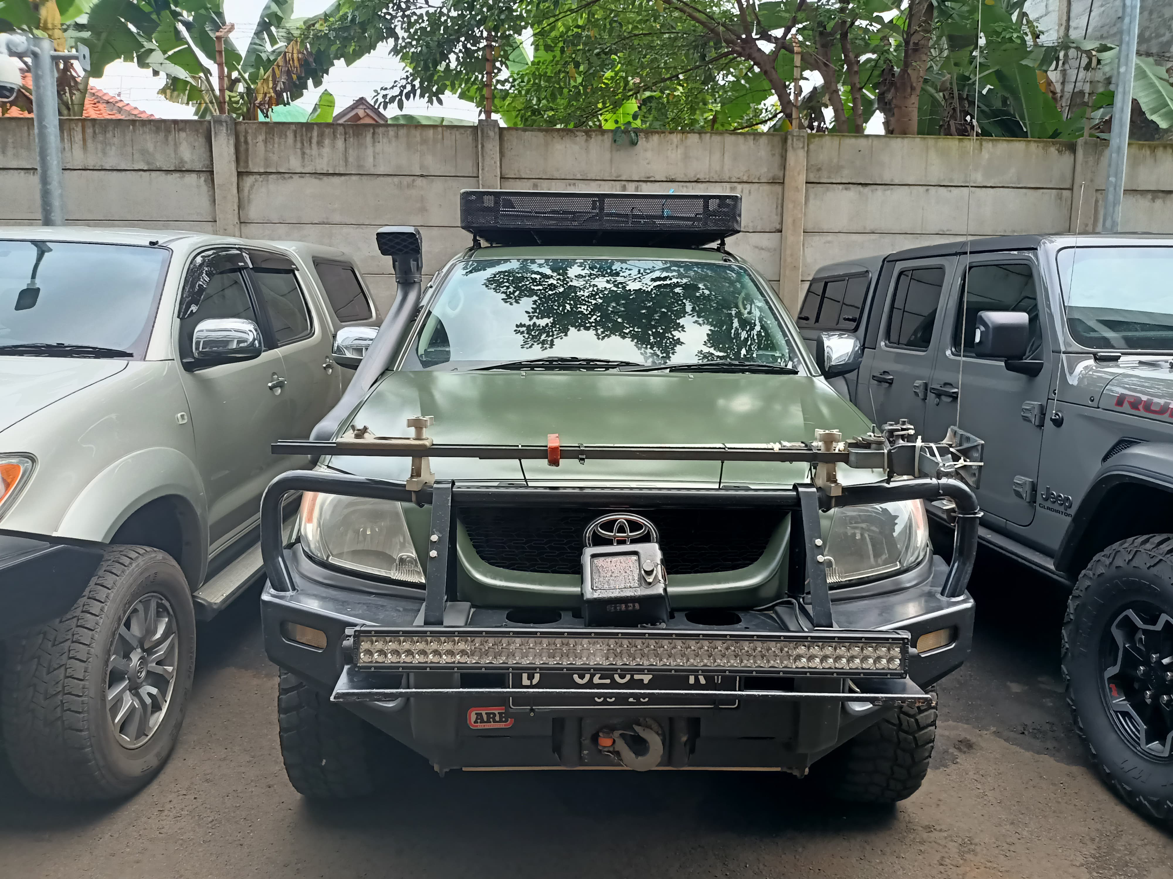 KPK memindahkan sebelas mobil mewah yang disita dari rumah Ketua Umum Pemuda Pancasila Japto Soerjosoemarno. (Fakta.com/Dhia Oktoriza)