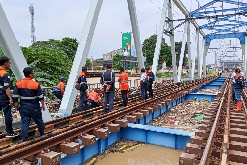 Petugas KAI memeriksa petak jalur KA di jembatan sekitar Stasiun Bekasi, Jawa Barat, Selasa (4/3/2025). (ANTARA/HO KAI Daop 1 Jakarta)