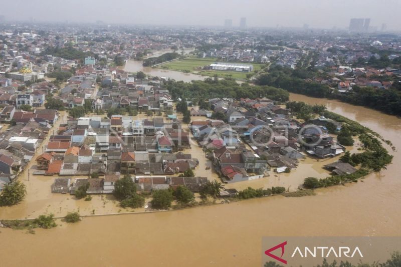 Foto udara luapan air sungai yang merendam perumahan Kemang IFI, Jatirasa, Bekasi, Jawa Barat, Selasa (4/3/2025). (ANTARA FOTO/Fakhri Hermansyah/agr)