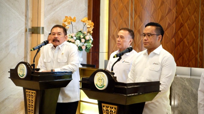 Jaksa Agung Sanitiar Burhanuddin dan Direktur Utama PT Pertamina (Persero) Simon Aloysius Mantiri menggelar konferensi pers, Kamis (6/3/2025). (Foto: Dok. Kejaksaan Agung) 