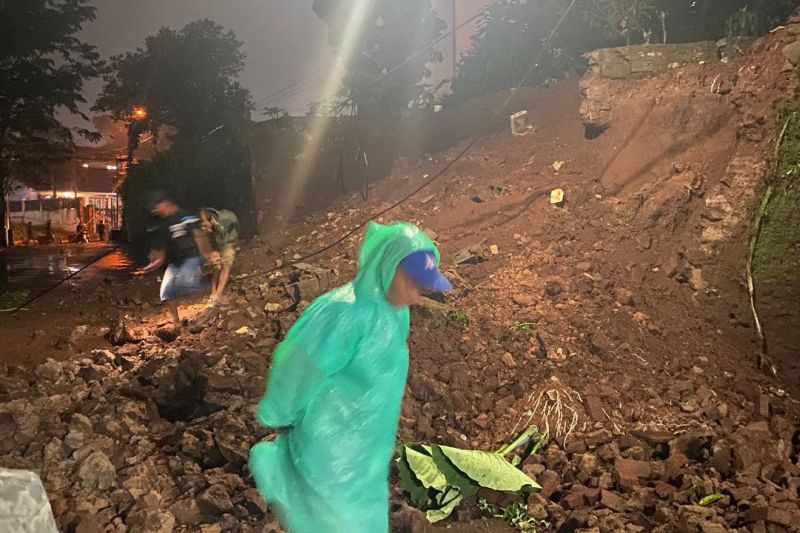 Situasi longsoran di TPU samping Kantor Kecamatan Cileunyi, Kabupaten Bandung, Kamis (6/3/2025) malam. (ANTARA/HO-relawan-warga)