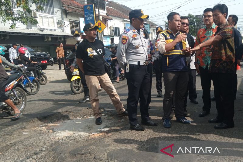 Wali Kota Cirebon Effendi Edo (dua dari kanan) saat meninjau kondisi kerusakan Jalan Ciremai Raya di Kota Cirebon, Jawa Barat, Jumat (7/3/2025). (ANTARA/Fathnur Rohman)