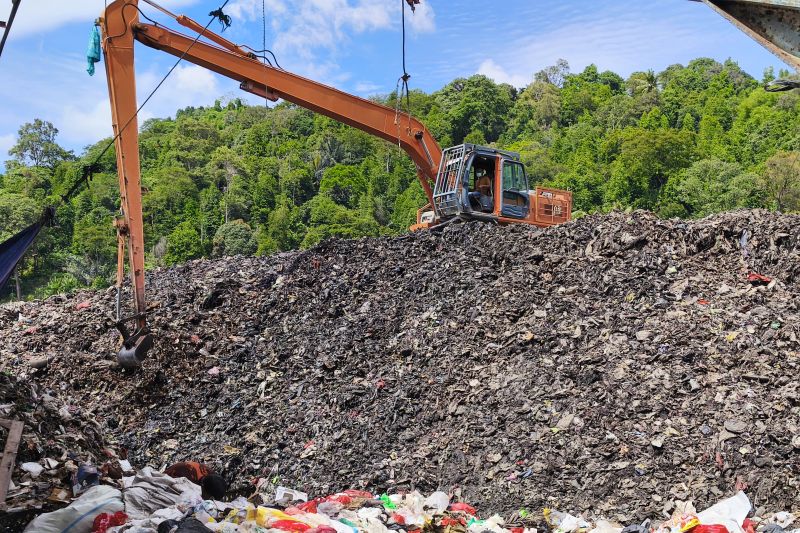 Satu unit eksavator sedang mengangkut sampah di TPA Bakung. (ANTARA/Dian Hadiyatna)