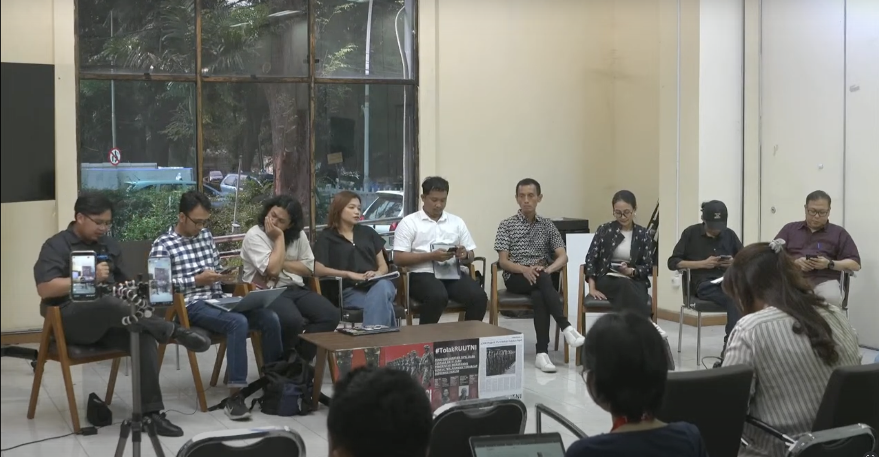 Konferensi Pers "Revisi UU TNI Menghidupkan Dwifungsi" di Gedung YLBHI, Jakarta, Kamis (6/3). (Foto: Tangkapan layar Youtube YLBHI)