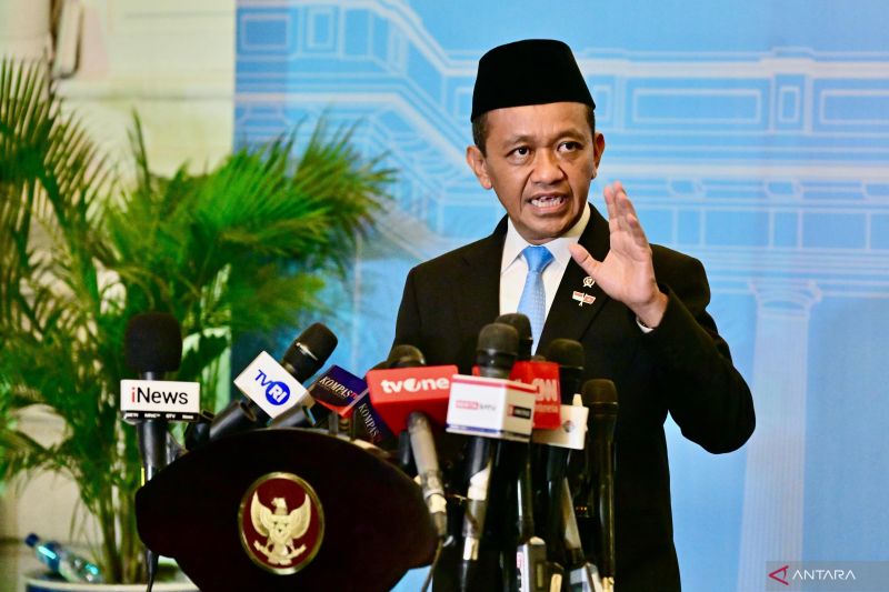 Menteri Energi dan Sumber Daya Mineral (ESDM) Bahlil Lahadalia memberikan keterangan pers di Istana Kepresidenan Jakarta, Senin (10/3/2025) malam. (ANTARA/HO-Biro Pers Sekretariat Presiden)