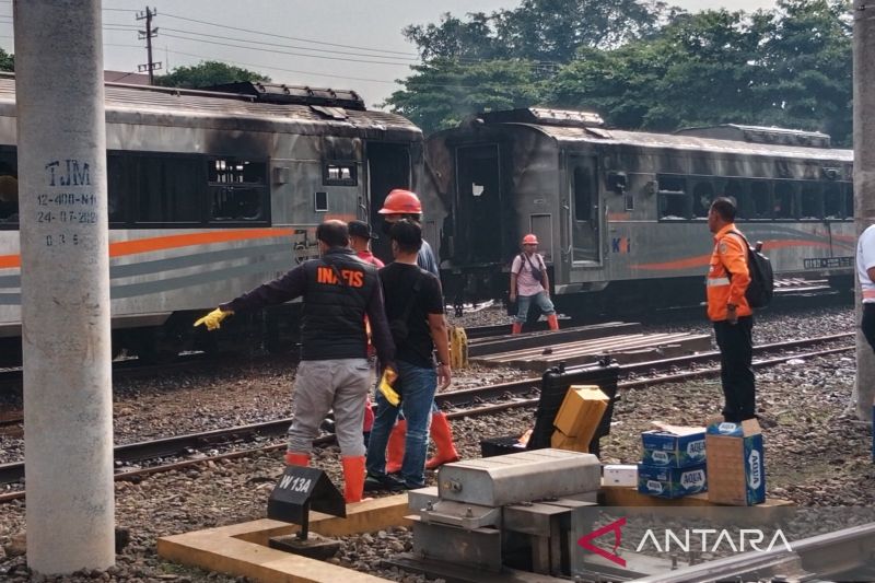 Tiga gerbong kereta api (KA) cadangan yang sedang dalam posisi terparkir di emplasemen Stasiun Tugu Yogyakarta terbakar Rabu (12/3/2025) pagi. (ANTARA/Luqman Hakim)