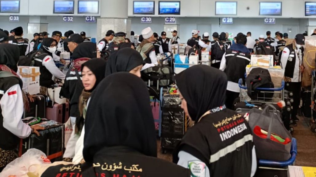 Petugas haji sedang melakukan proses check in di Bandara King Abdul Aziz, Jeddah, Arab Saudi pada Senin (15/7/2024). (foto: Kementerian Agama)