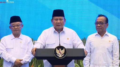 Presiden Prabowo Subianto dan Mendikdasmen (kiri) saat mengumumkan pemberian tunjangan bagi guru, 14 Maret 2025. Foto: Sekretariat Kepresidenan