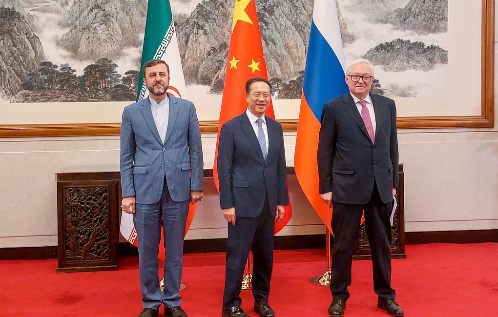 Kiri ke kanan - Wakil Menlu Iran Kazem Gharibabadi, Wamenlu China Ma Zhaoxu, dan Wamenlu Rusia, Sergey Ryabkov di Beijing, Jumat (14/3/2025). Foto: TASS