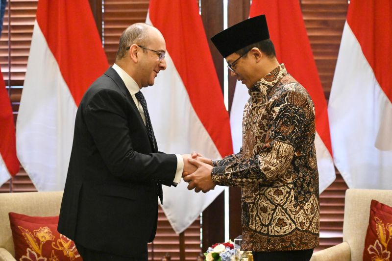 Menteri Luar Negeri RI Sugiono (kanan) bertemu dengan Duta Besar Mesir Yasser Hassan Farag Elshemy di Kementerian Luar Negeri RI di Jakarta, Jumat (14/3/2025). (ANTARA/HO-Kemlu RI)