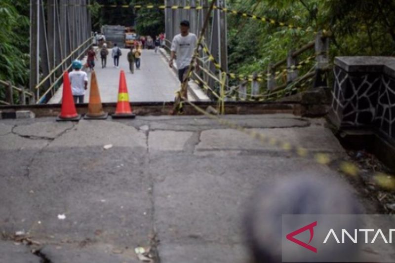 Jembatan Cicangor Karawang, Jabar, yang ambles. ANTARA/Bayu Pratama S/dok
