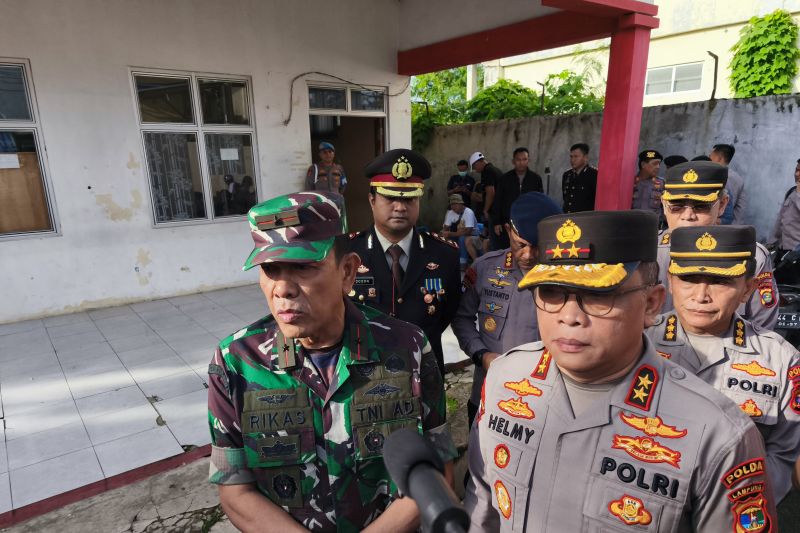 Kapolda Lampung Irjen Pol Helmy Santika bersama Danrem 043/Garuda Hitam Brigjen TNI Rikas Hidayatullah di RS Bhayangkara, Selasa (18/3/2025). (ANTARA/Dian Hadiyatna)