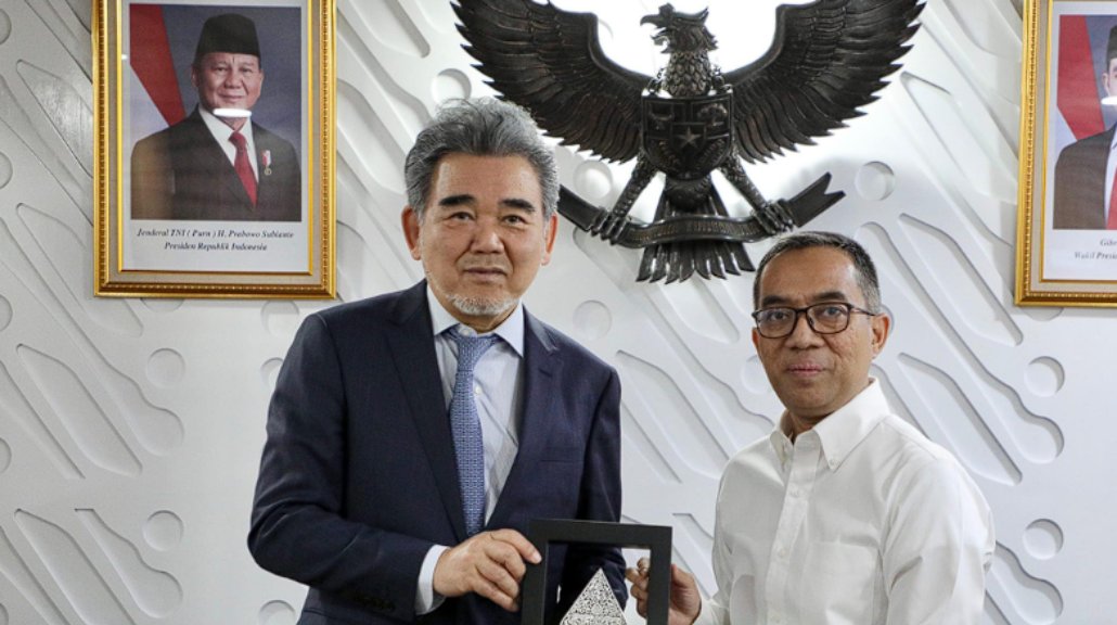 Menteri Pendidikan Tinggi, Sains dan Teknologi (Mendiktisaintek), Brian Yuliarto (kanan) dan Presiden Hiroshima University, Mitsuo Ochi (kiri). (Foto: Kemdiktisaintek)