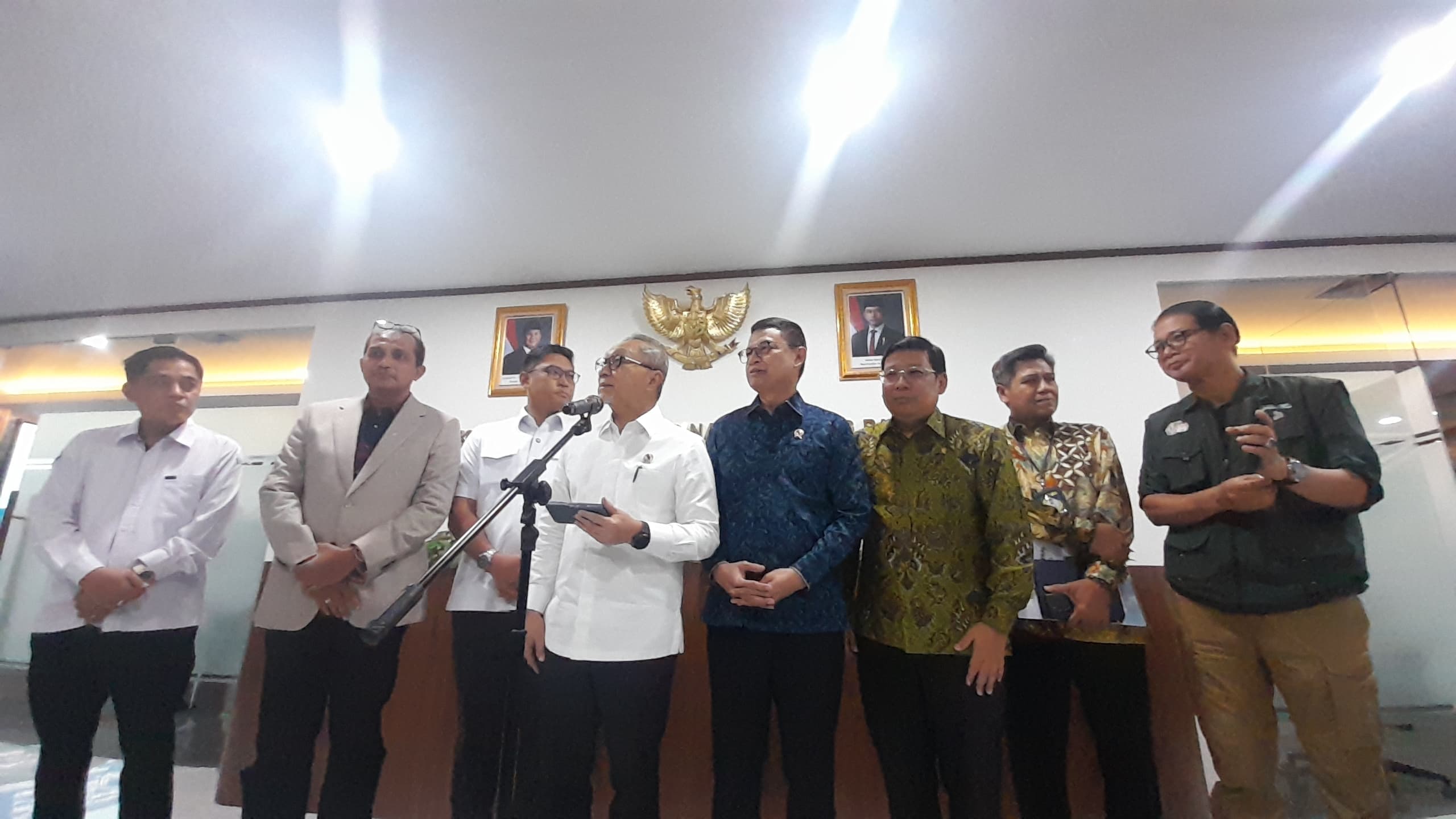 Menko Bidang Pangan, Zulkifli Hasan, dalam konferensi pers usai rapat di kantor Kemenko Pangan, Jakarta, Senin (17/3/2025). (Fakta.com/Kania Hani Musyaroh)