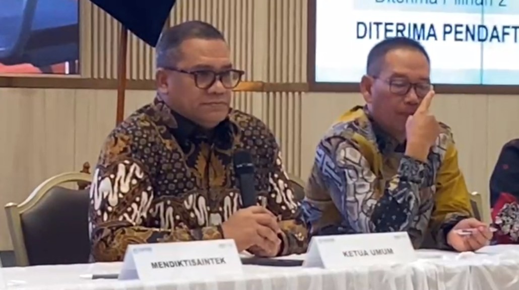 Ketua Umum Tim Penanggung Jawab SNPMB 2025, Eduart Wolok (kiri). (Foto: Fakta.com/Yasmina Shofa)