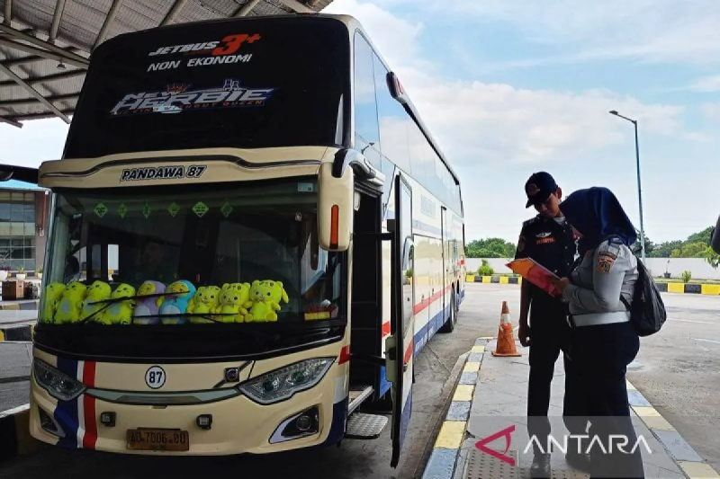 Petugas melakukan pra ramp-check pada bus menjelang mudik di Terminal Terpadu Pulo Gebang (TTPG), Jakarta Timur, Jumat (14/3/2025). ANTARA/Siti Nurhaliza