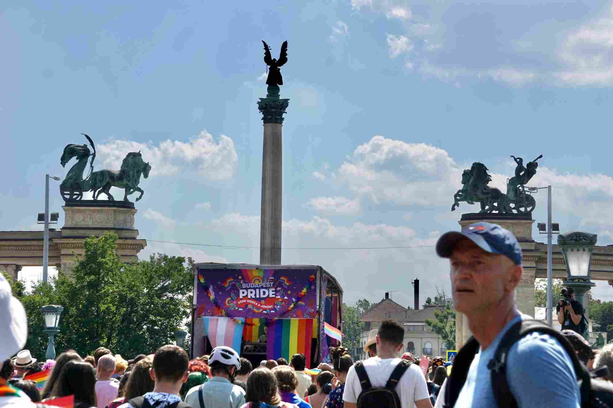Ribuan orang dari kelompok LGBTQ mengikuti Budapest Pride