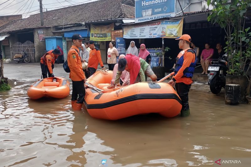 Ilustrasi - Warga dievakuasi menggunakan perahu akibat banjir yang menggenangi Kecamatan Dayeuhkolot, Kabupaten Bandung, Jawa Barat. ANTARA/Rubby Jovan
