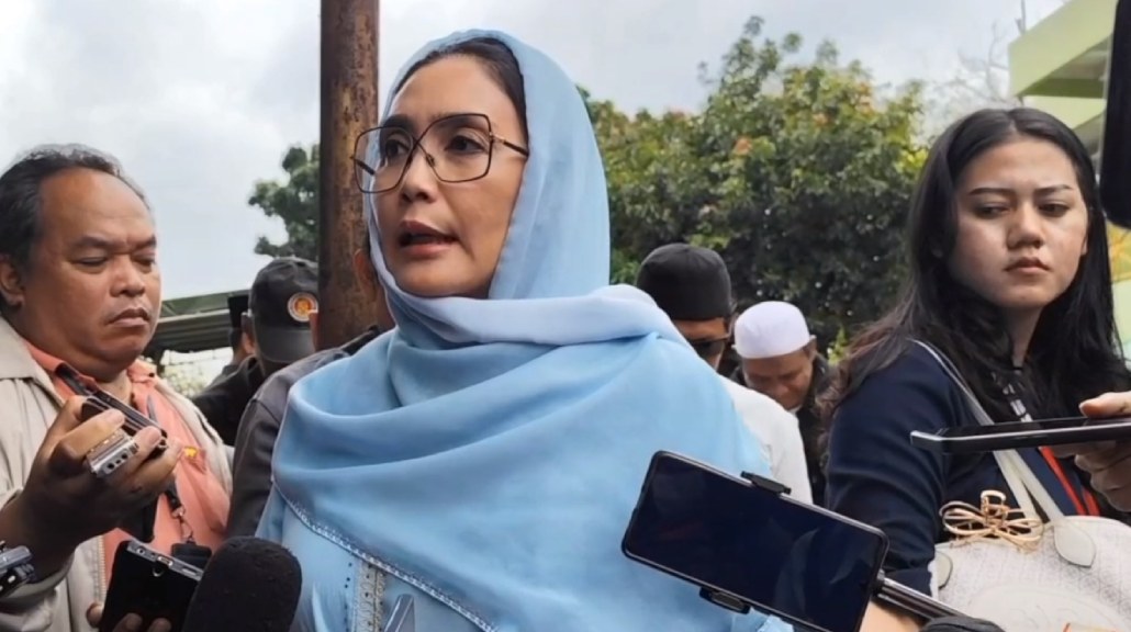 Aktris sekaligus politisi, Rieke Diah Pitaloka, mendorong agar pembayaran ganti rugi lahan Mat Solar yang dijadikan tol Serpong-Cinere segera dilakukan. (foto: Antara)