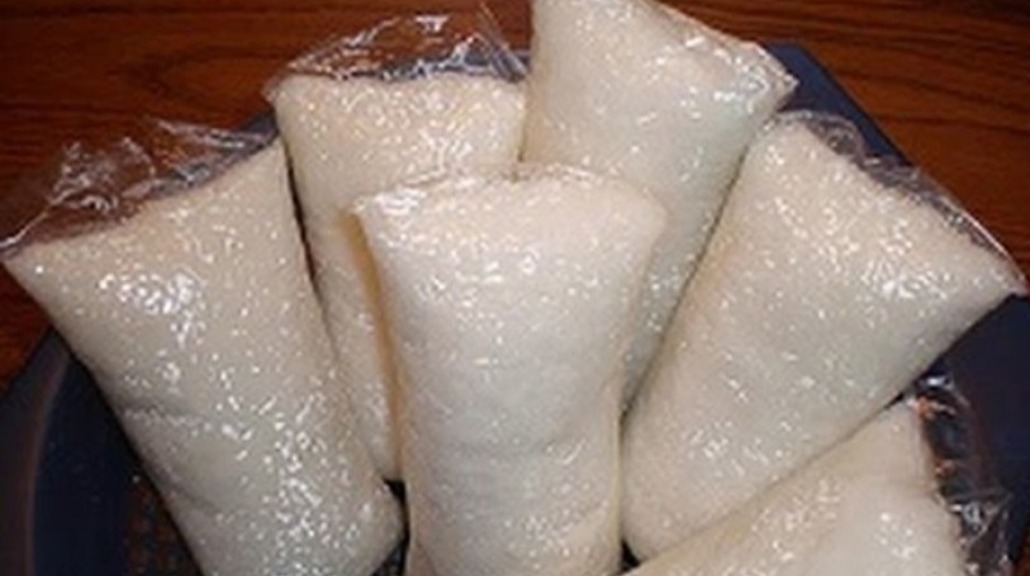 Ilustrasi lontong yang dibungkus plastik. (foto: portal.merauke.go.id)