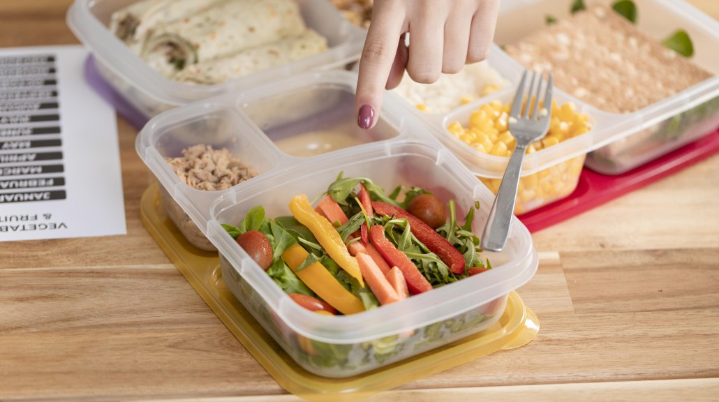 Ilustrasi bekal makanan. (foto: Freepik)