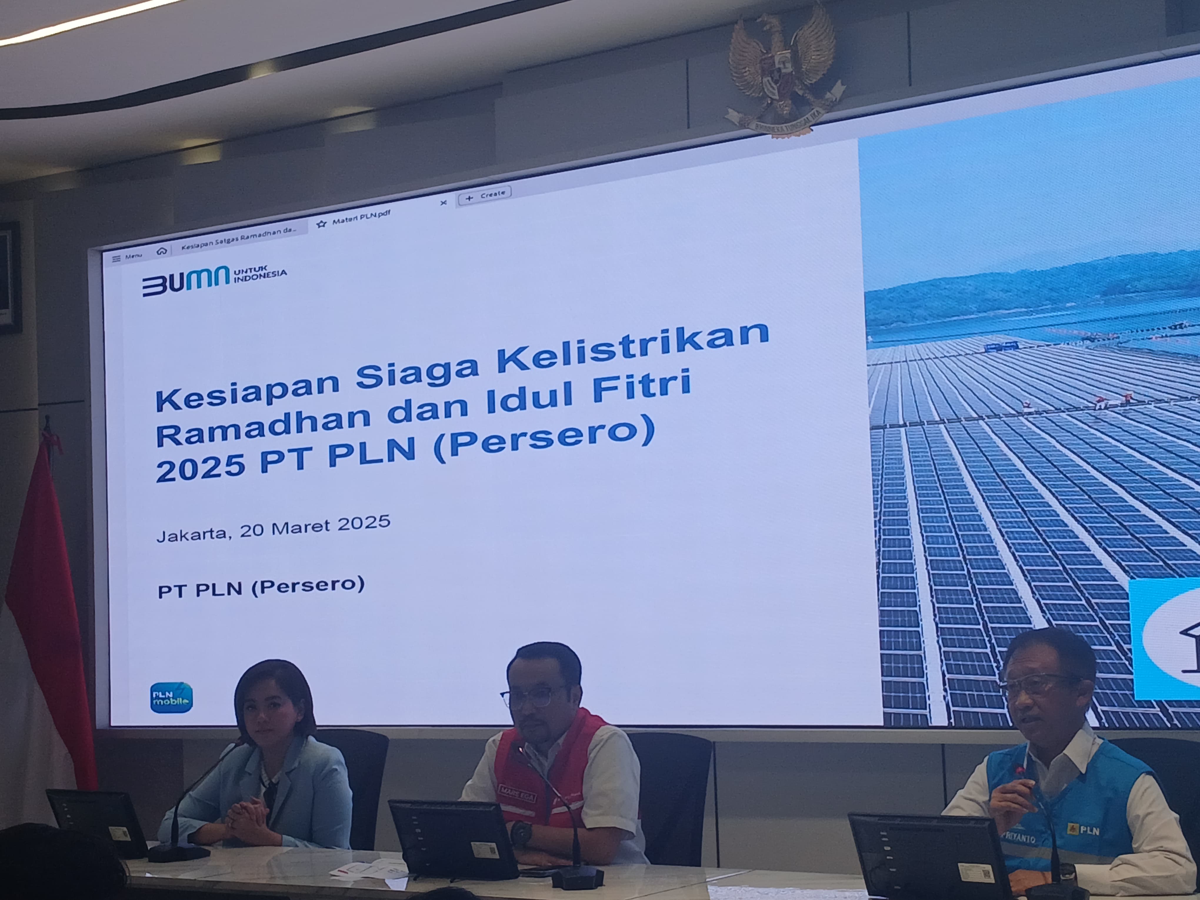 Direktur Distribusi PLN, Adi Priyanto (kanan) paparkan kesiapan SPKLU dalam konpers di Kementerian BUMN, Jakarta, Kamis (20/3/2025). (Fakta.com/Muhammad Azka Syafrizal)
