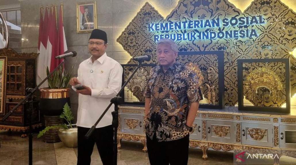 Menteri Sosial Saifullah Yusuf (kiri) bersama Ketua Tim Formatur Sekolah Rakyat Mohammad Nuh (kanan) melakukan tanya jawab dengan media usai Rapat Pleno Persiapan Penerimaan Siswa Baru Sekolah Rakyat di Kantor Kemensos Salemba, Jakarta, Rabu (19/3/2025). (ANTARA/Hana Kinarina)