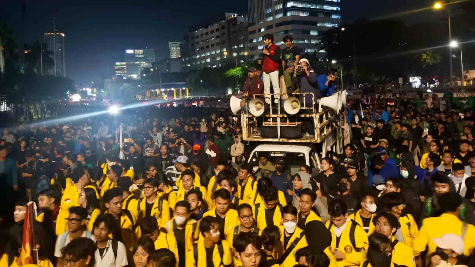 Massa demonstran di depan gerbang Gedung DPR, Jakarta, Kamis (20/3/2025). (Fakta.com/Hendri Agung)